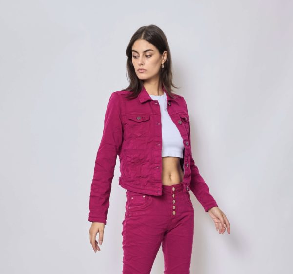 veste-bonnie-519-Femme-portant-veste-courte-denim-rose-avec-pantalon-assorti