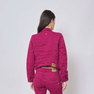 veste-bonnie-519-Femme-portant-veste-courte-denim-rose-avec-pantalon-assorti