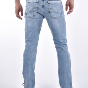 Homme-portant-jeans-Stefen-596-coupe-ajustée-et-moderne
