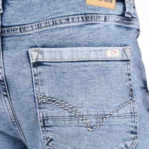 Homme-portant-jeans-Stefen-596-coupe-ajustée-et-moderne